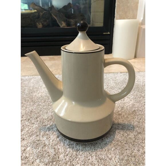 Strawberries Freezer to Oven Stoneware Tan Tea Pot - Picture 1 of 10